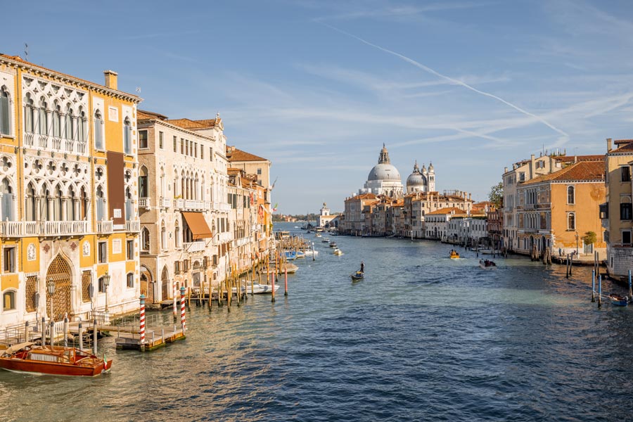 Autumn in Venice: The Charm of Seasonal Colors 