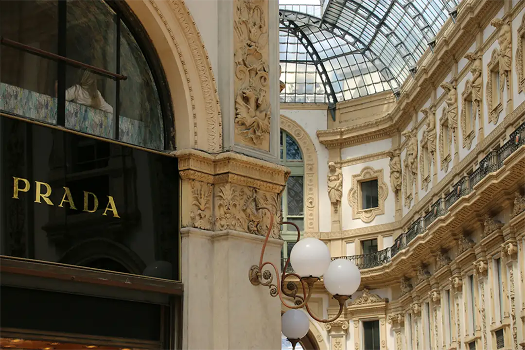 Detalhe da fachada da loja Prada na Galleria Vittorio Emanuele II, ícone clássico da arquitetura e da Moda Italiana.
